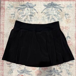 Lululemon black side pleat tennis skirt rainforest